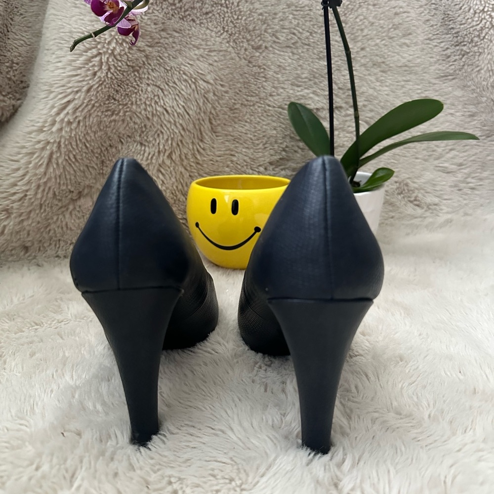 Shoes - Picture 5 of 7